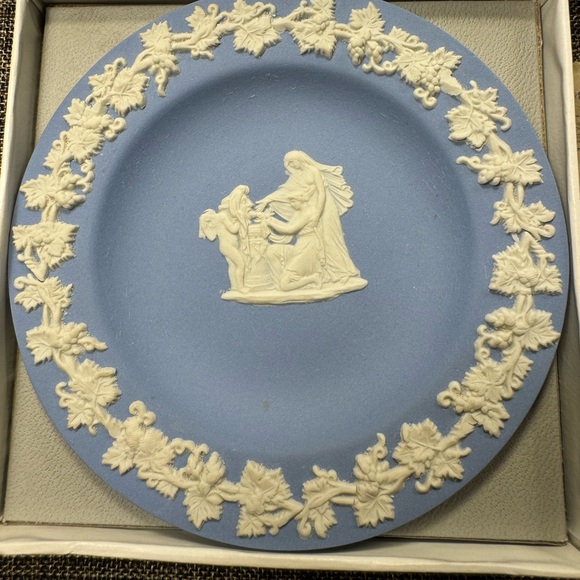 Vintage Wedgwood Pale Blue Jasper Sweet Dish Round with Box And Receipt ‘69 - Picture 6 of 15